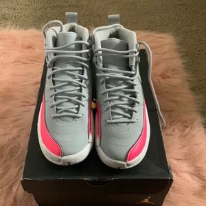 I am selling these Jordan 12s. Really good condition and perfect for bts. Size 4